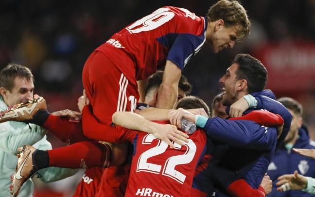 Los jugadores de Osasuna celebran un gol. Los jugadores de Osasuna celebran un gol.