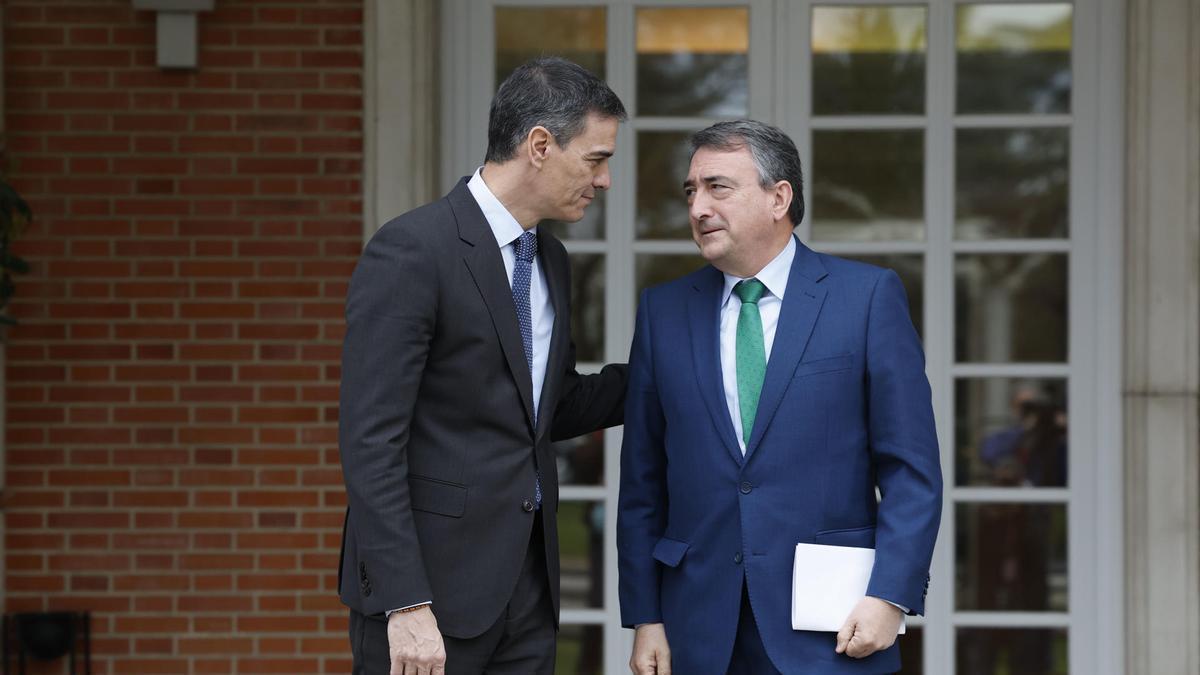 El presidente español, Pedro Sánchez, recibe a Aitor Esteban, en un encuentro anterior