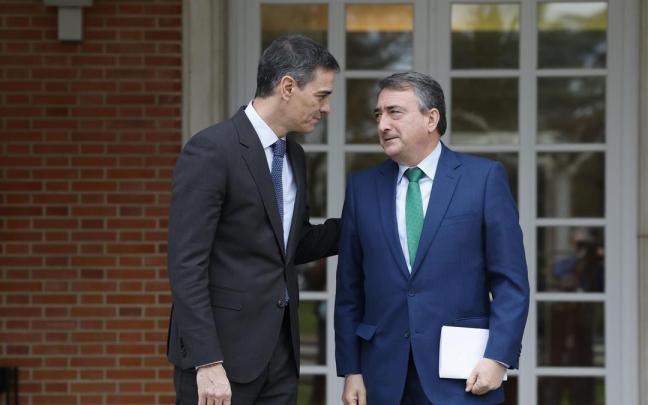 El presidente español, Pedro Sánchez, recibe a Aitor Esteban, en un encuentro anterior