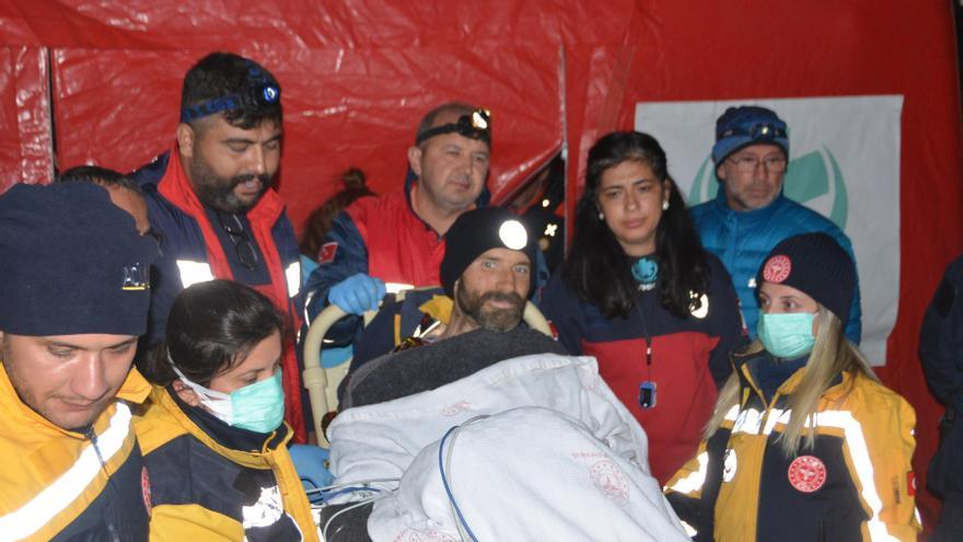 Rescatan a Mark Dickey tras nueve días atrapado en una cueva turca