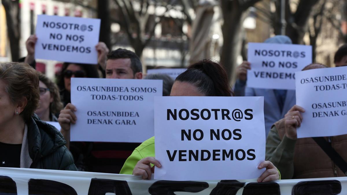 Concentración de SAE, ELA y CCOO frente al Parlamento de Navarra.