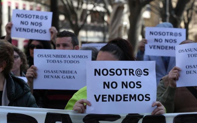 Concentración de SAE, ELA y CCOO frente al Parlamento de Navarra. Concentración de SAE, ELA y CCOO frente al Parlamento de Navarra.