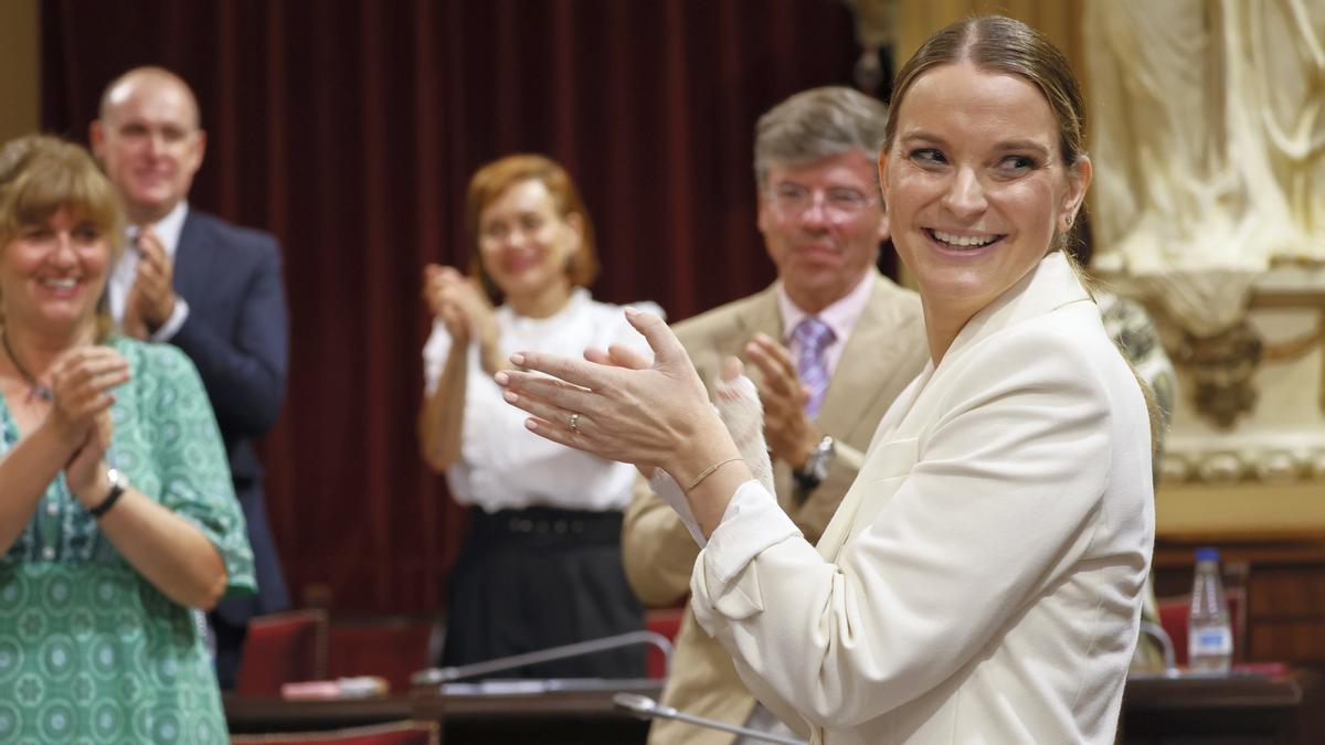 Margarita Prohens (PP) aplaude en el transcurso de su investidura, ayer en Baleares.