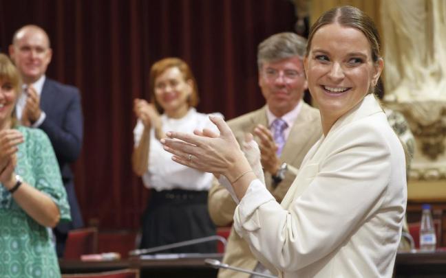 Margarita Prohens (PP) aplaude en el transcurso de su investidura, ayer en Baleares.