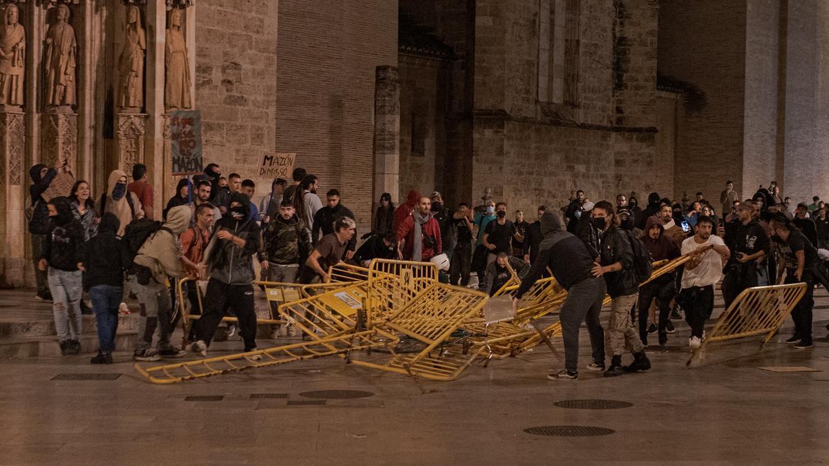 En imágenes los disturbios en Valencia durante la manifestación contra MAzón