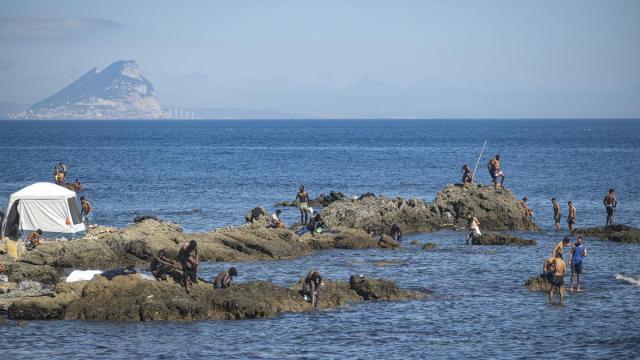 Varios migrantes, en la playa del Trampolín