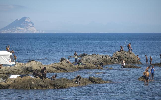 Varios migrantes, en la playa del Trampolín