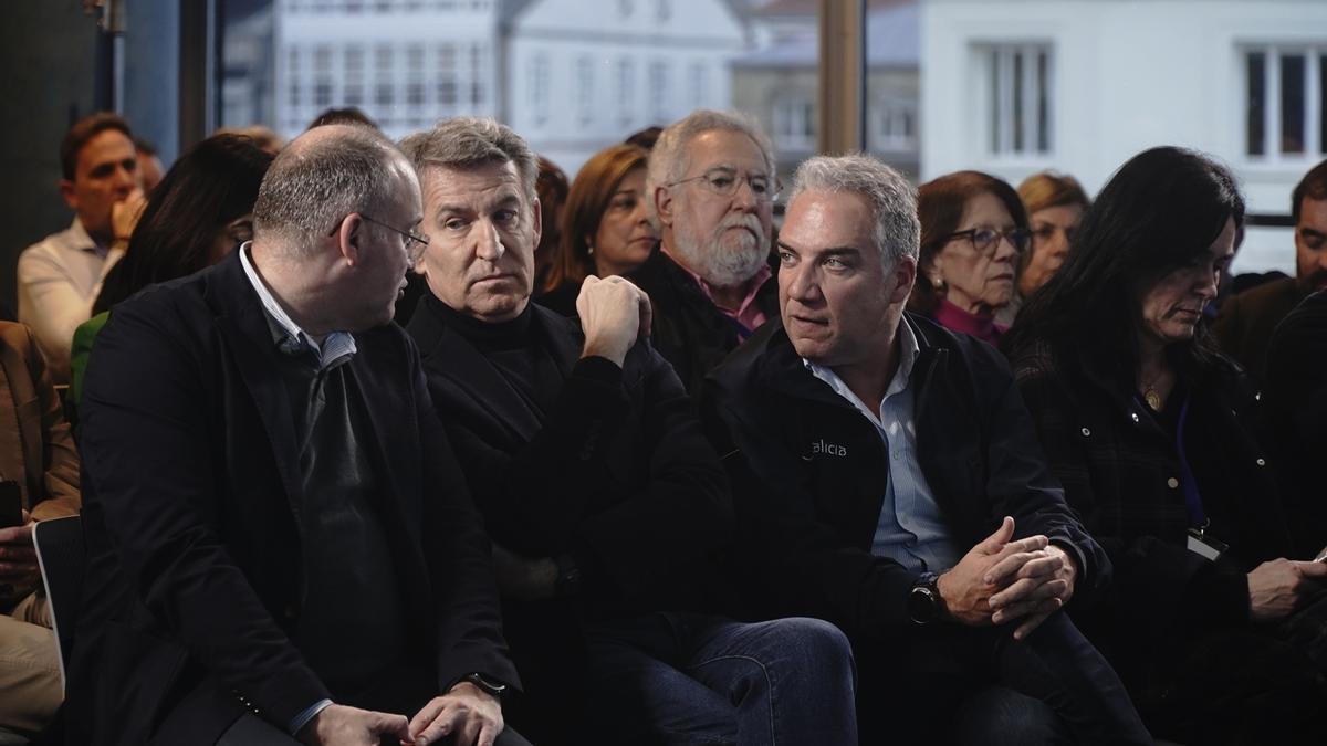 El presidente del Partido Popular, Alberto Núñez Feijóo (c), el secretario general del PP, Miguel Tellado (i), y el vicesecretario de Política Autonómica, Local y Análisis Electoral, Elías Bendodo (d)