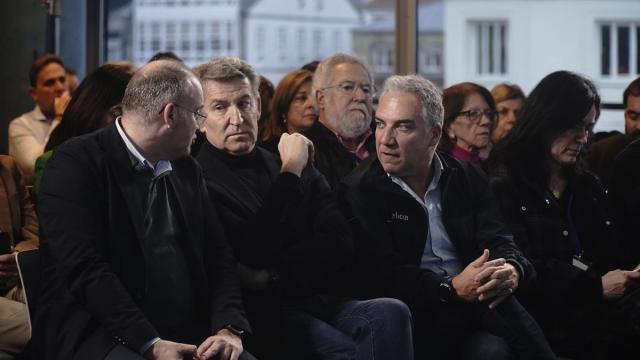 El presidente del Partido Popular, Alberto Núñez Feijóo (c), el secretario general del PP, Miguel Tellado (i), y el vicesecretario de Política Autonómica, Local y Análisis Electoral, Elías Bendodo (d)
