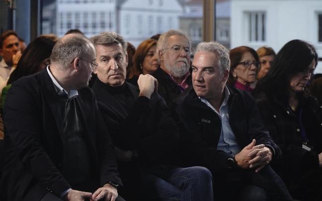 El presidente del Partido Popular, Alberto Núñez Feijóo (c), el secretario general del PP, Miguel Tellado (i), y el vicesecretario de Política Autonómica, Local y Análisis Electoral, Elías Bendodo (d)