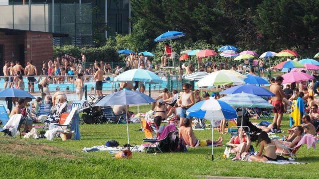 Los vecinos de Debabarrena han encontrado en las piscinas una eficaz alternativa para hacer frente a las olas de calor.