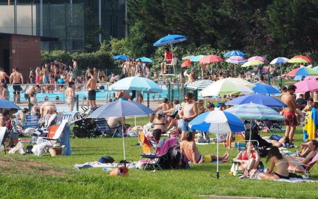 Los vecinos de Debabarrena han encontrado en las piscinas una eficaz alternativa para hacer frente a las olas de calor.