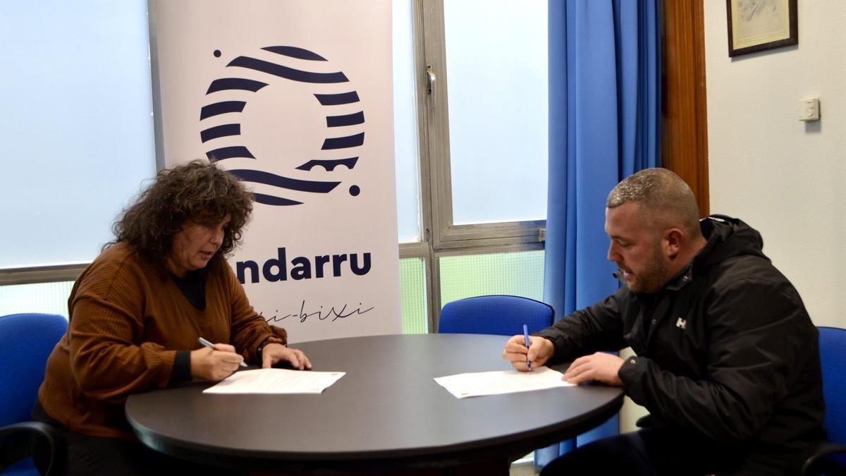 La alcaldesa Urtza Alkorta Arrizabalaga y el presidente de Eskilantxarri, Ismael Ituarte Etxebarria firmando el acuerdo.