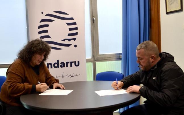 La alcaldesa Urtza Alkorta Arrizabalaga y el presidente de Eskilantxarri, Ismael Ituarte Etxebarria firmando el acuerdo.
