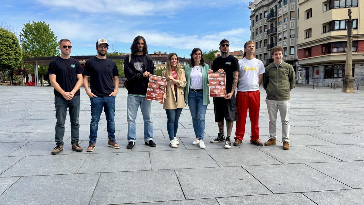 Representantes de Burrunba Elektrotxaranga, Onevibe, Deklibe, Lotura y Rak$ Club junto a Sandra Caballero y Nuria Alzaga.