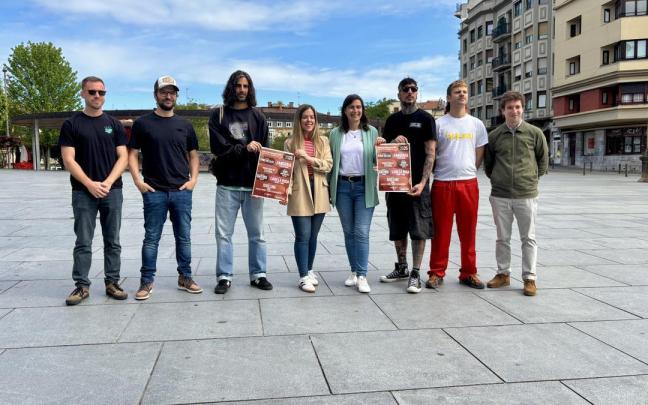 Representantes de Burrunba Elektrotxaranga, Onevibe, Deklibe, Lotura y Rak$ Club junto a Sandra Caballero y Nuria Alzaga.