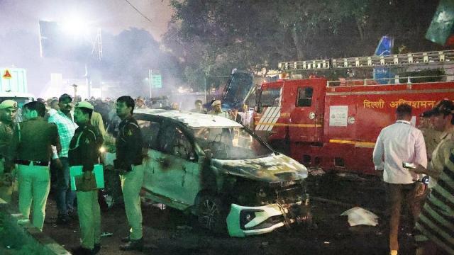 Policías y efectivos de emergencias en el lugar de la explosión en Nueva Delhi, India.