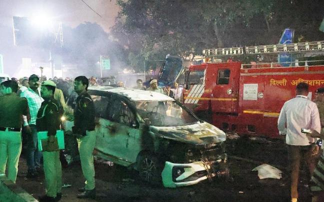 Policías y efectivos de emergencias en el lugar de la explosión en Nueva Delhi, India.