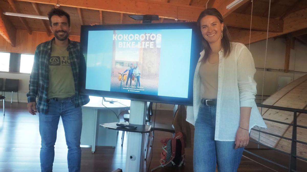 Ibai Rico e Irati Iglesia, en la presentación en la presentación del proyecto en el Ayuntamiento de Azpeitia.
