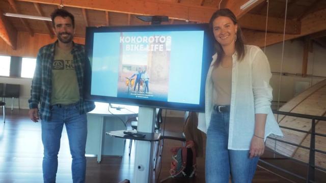 Ibai Rico e Irati Iglesia, en la presentación en la presentación del proyecto en el Ayuntamiento de Azpeitia.
