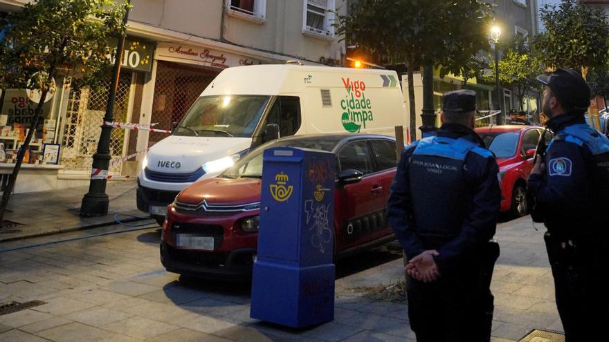 Llegada de una ambulancia hasta el lugar donde se ha desatado un incendio en Vigo.