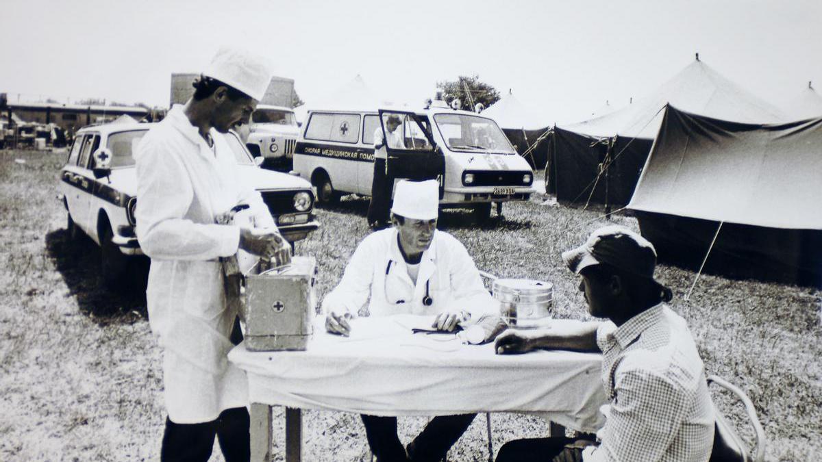 Doctores atienden a los afectados.