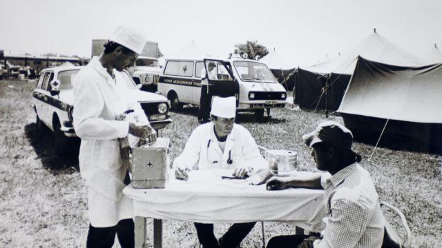 Doctores atienden a los afectados.