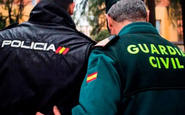 Un agente de la Policía Nacional y uno de la Guardia Civil.