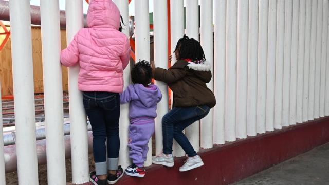 Los Servicios de Ciudadanía e Inmigración de Estados Unidos (USCIS), agencia del DHS, han presentado este cambio como un esfuerzo por reducir el retraso en la tramitación de las solicitudes de asilo.