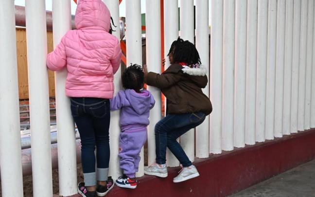 Los Servicios de Ciudadanía e Inmigración de Estados Unidos (USCIS), agencia del DHS, han presentado este cambio como un esfuerzo por reducir el retraso en la tramitación de las solicitudes de asilo.