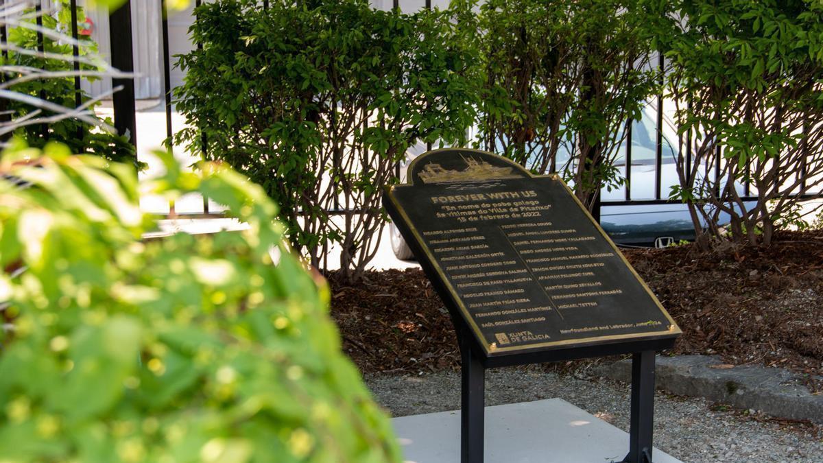 Fotografía que muestra la placa que conmemora a los marineros muertos en el Villa de Pitanxo en San Juan de Terranova.