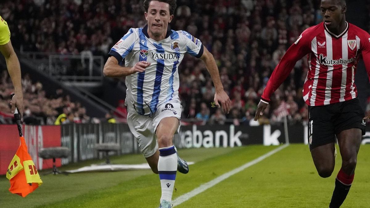 Álvaro Odriozola, junto a Nico Williams, durante el derby de la pasada temporada en Anoeta. / RUBEN PLAZA