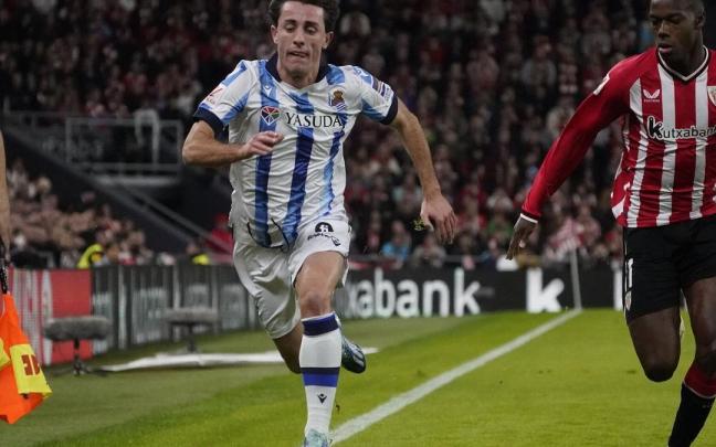 Álvaro Odriozola, junto a Nico Williams, durante el derby de la pasada temporada en Anoeta. / RUBEN PLAZA