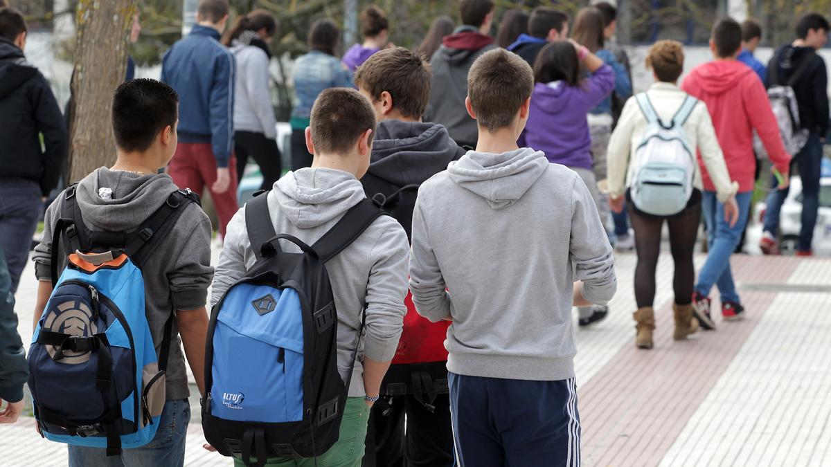 Jóvenes de espaldas.