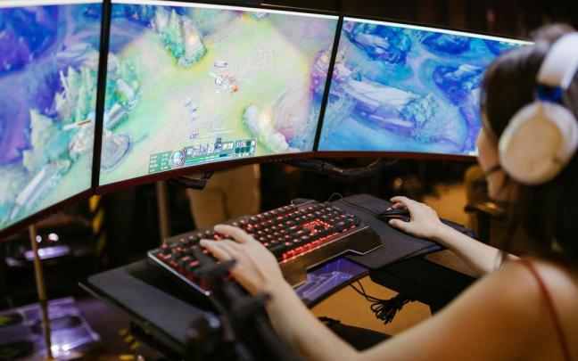 El uso de los videojuegos tiene aplicaciones útiles en el ámbito laboral más allá del mero entretenimiento.