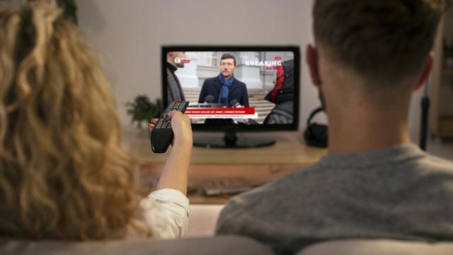 Personas viendo la televisión.