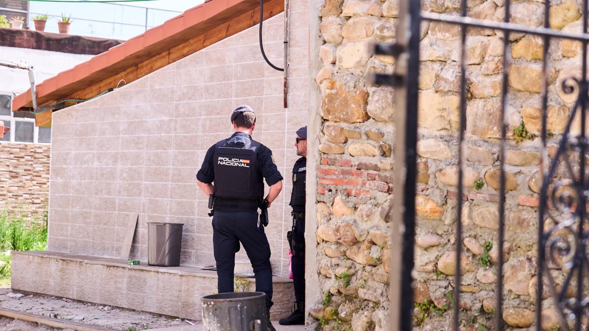 Agentes de Policía Nacional durante la operación policial