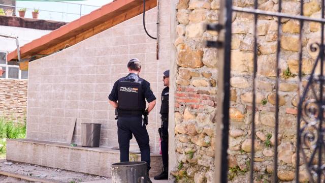 Agentes de Policía Nacional durante la operación policial