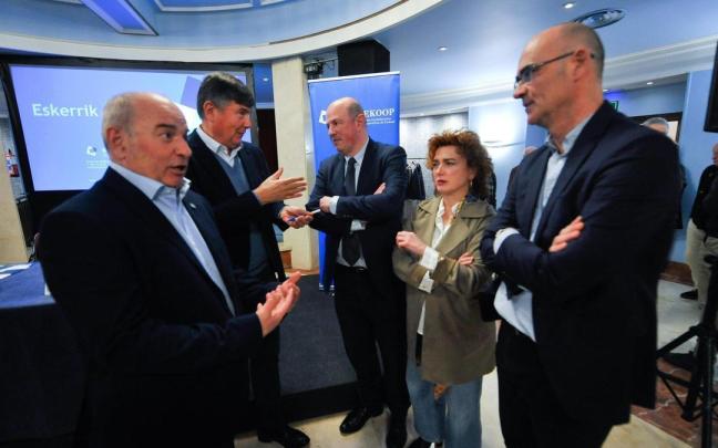 De izquierda a derecha, Pablo Durana (Konfekoop), Manuel Pimentel, Bittor Oroz, Rosa Lavín (Konfekoop) y Jokin Díaz, director de Economía Social del Departamento de Trabajo.