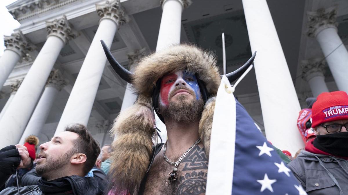 Jacob Chansley, conocido como el 'Chamán de QAnon', durante el asalto al Capitolio.