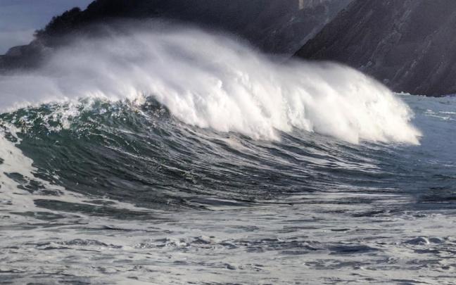 Fuerte oleaje en la costa vasca
