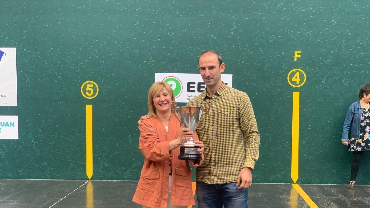 Gotzon Enbil, presidente de la EEPF, posa en una entrega de trofeos.