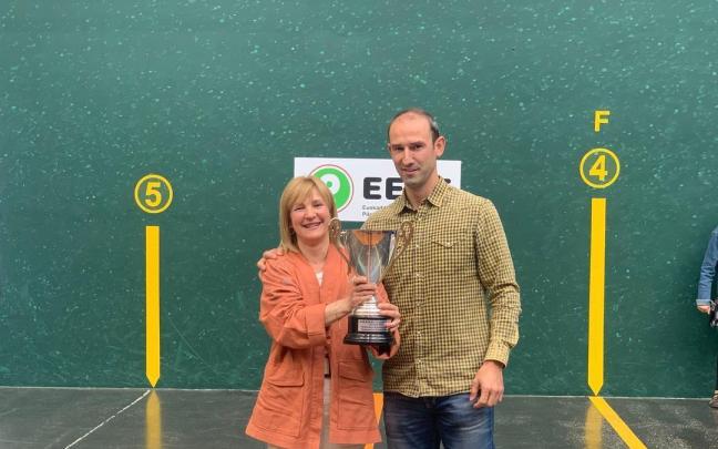 Gotzon Enbil, presidente de la EEPF, posa en una entrega de trofeos.