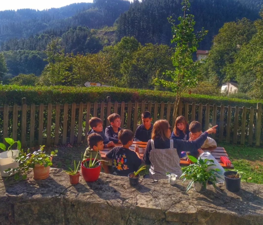 Las y los más pequeños aprenden tocando y explorando la tierra.