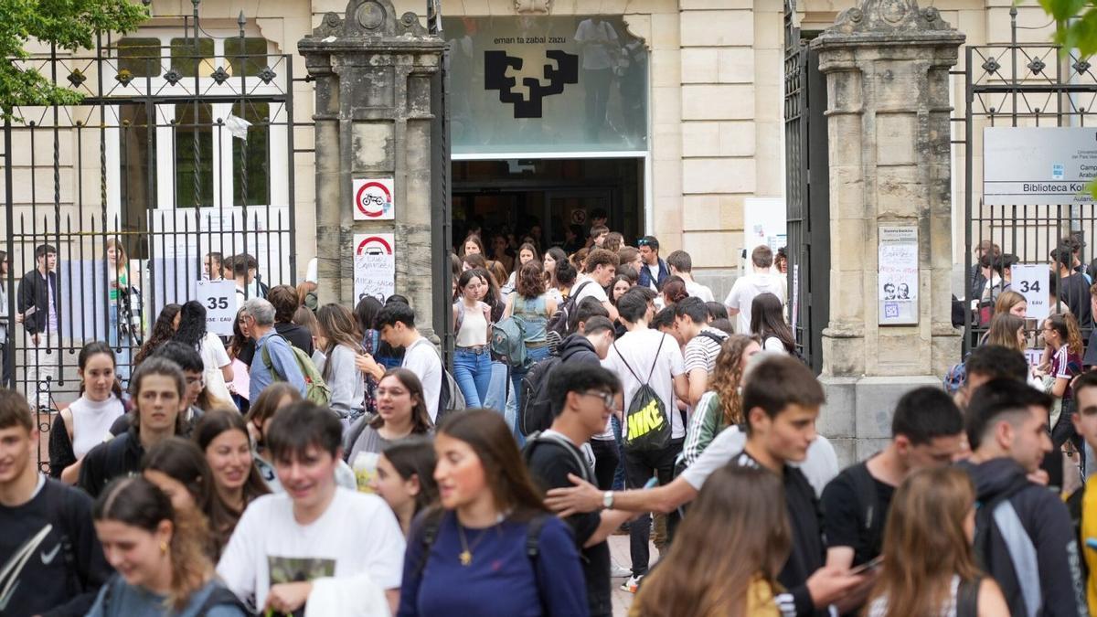 Estudiantes, a la salida de la EAU del año pasado.