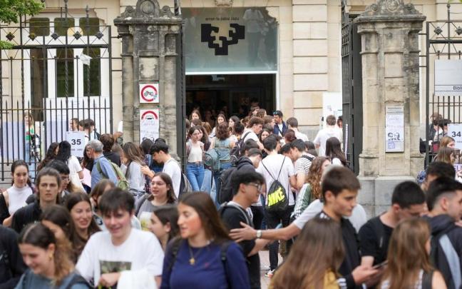 Estudiantes, a la salida de la EAU del año pasado.