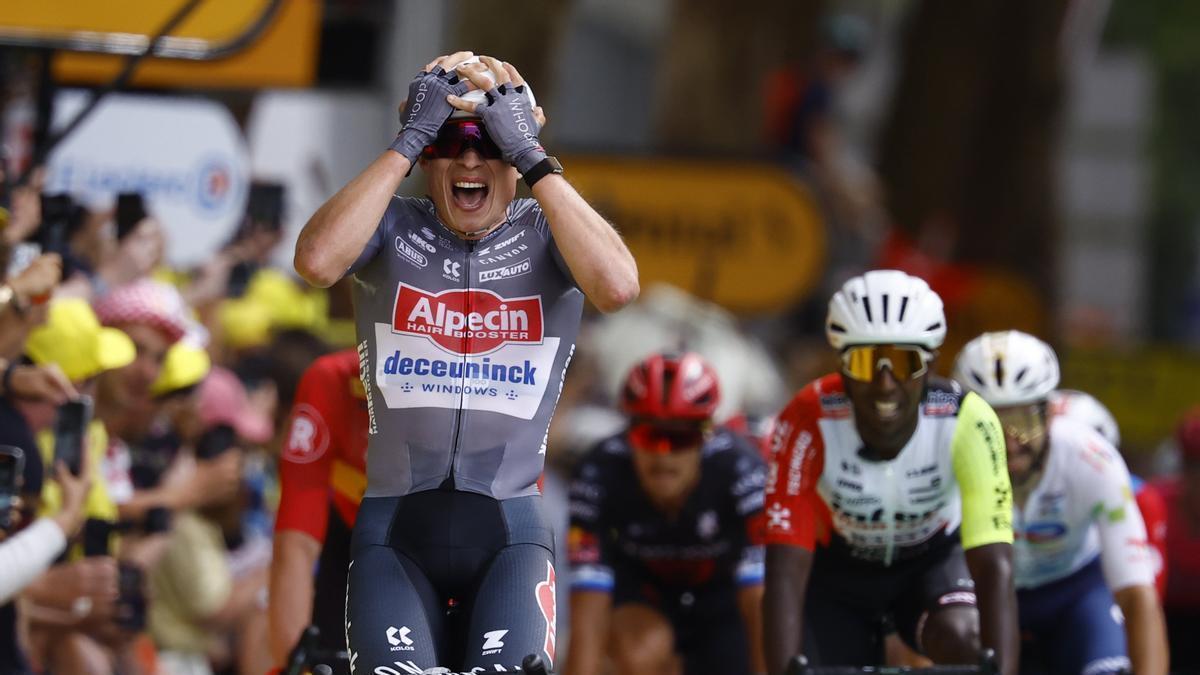 Philipsen celebra la victoria en la etapa inaugural del Tour.