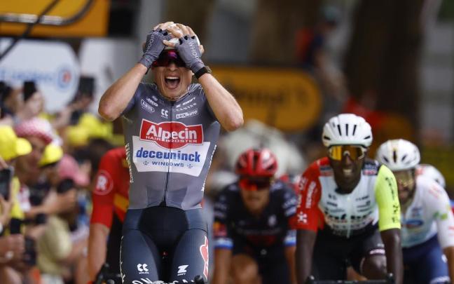 Philipsen celebra la victoria en la etapa inaugural del Tour. / Efe Philipsen celebra la victoria en la etapa inaugural del Tour.
