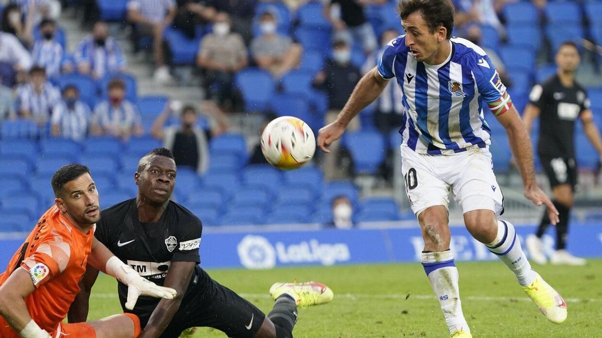 Oyarzabal se dispone a marcar el gol que dio el triunfo a la Real la temporada pasada ante el Elche.