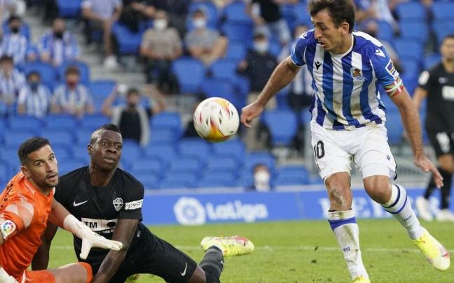 Oyarzabal se dispone a marcar el gol que dio el triunfo a la Real la temporada pasada ante el Elche. Oyarzabal se dispone a marcar el gol que dio el triunfo a la Real la temporada pasada ante el Elche.